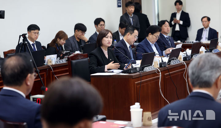 [부산=뉴시스] 하경민 기자 = 국회 교육위원회의 부산·울산·경남교육청에 대한 국정감사가 열린 18일 오전 부산 금정구 부산대학교 대학본부 3층 다목적홀에서 더불어민주당 의원들이 잘의를 하고 있다. 2024.10.18. yulnetphoto@newsis.com