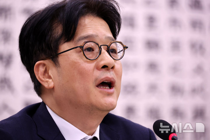 [서울=뉴시스] 조성우 기자 = 이창수 서울중앙지검장이 18일 오전 서울 여의도 국회에서 열린 법제사법위원회의 서울고등검찰청, 서울중앙지방검찰청 등에 대한 국정감사에서 의원 질문에 답변하고 있다. 2024.10.18. xconfind@newsis.com