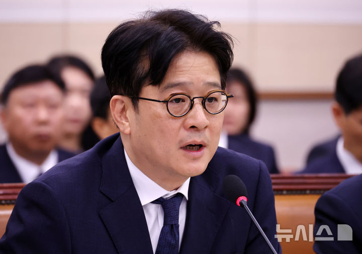 [서울=뉴시스] 조성우 기자 = 이창수 서울중앙지검장이 18일 오전 서울 여의도 국회에서 열린 법제사법위원회의 서울고등검찰청, 서울중앙지방검찰청 등에 대한 국정감사에서 의원 질문에 답변하고 있다. 2024.10.18. xconfind@newsis.com