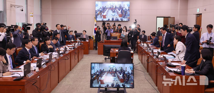 [서울=뉴시스] 조성우 기자 = 18일 오전 서울 여의도 국회에서 열린 법제사법위원회의 서울고등검찰청, 서울중앙지방검찰청 등에 대한 국정감사가 중지된 뒤 여야 의원들이 언쟁을 벌이고 있다. 2024.10.18. xconfind@newsis.com