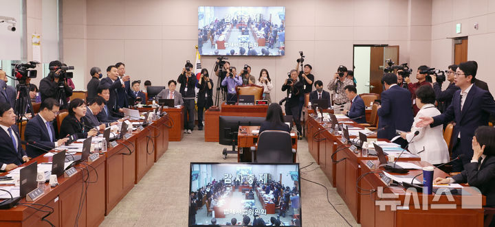 [서울=뉴시스] 조성우 기자 = 지난 18일 오전 서울 여의도 국회에서 열린 법제사법위원회의 서울고등검찰청, 서울중앙지방검찰청 등에 대한 국정감사가 중지된 뒤 여야 의원들이 언쟁을 벌이고 있다. 2024.10.18. xconfind@newsis.com