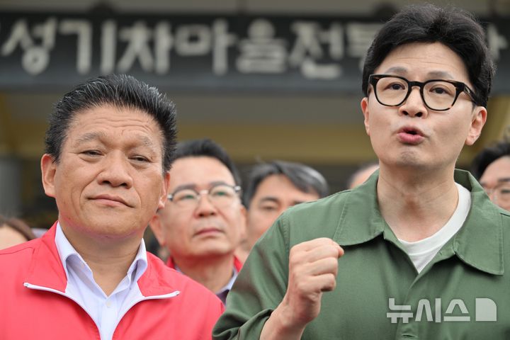 [곡성=뉴시스] 이영주 기자 = 한동훈 국민의힘 당대표와 최봉의 전 곡성군수 후보(왼쪽)가 18일 오전 전남 곡성군 곡성기차마을전통시장에서 취재진 질문을 받고 있다. 2024.10.18. leeyj2578@newsis.com