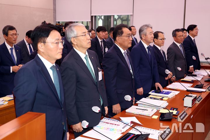 [서울=뉴시스] 조성봉 기자 = 강호동(왼쪽 네번째) 농업협동조합중앙회장을 비롯한 증인들이 18일 오전 서울 여의도 국회 농림축산식품해양수산위원회에서 열린 농업협동조합중앙회, 농협경제지주 등에 대한 국정감사에서 우원식 국회의장, 여야 의원들과 인사하기 위해 자리에서 일어나서 대기하고 있다. 2024.10.18. suncho21@newsis.com