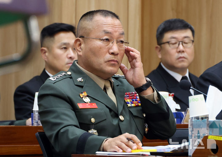 [계룡대=뉴시스] 강종민 기자 = 김계환 해병대사령관이 18일 충남 계룡대에서 열린 국회 국방위원회의 해군본부에 대한 국정감사에서 의원들의 질의를 들으며 얼굴을 만지고 있다. 2024.10.18. ppkjm@newsis.com
