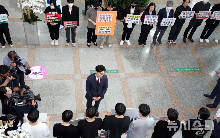 [부산=뉴시스] 하경민 기자 = 국회 교육위원회의 부산대, 경상국립대, 부산대병원, 부산대치과병원, 경상국립대병원 등 5개 기관에 대한 국정감사를 앞둔 18일 오후 부산 금정구 부산대  대학본부 로비에서 '부산대학교 의과대학 비상대책위원회' 소속 학생과 교수 등이 조건없는 휴학 승인 등을 촉구하는 피켓 시위를 연 가운데 국민의힘 조정훈 감사반장이 학생 및 교수들과 인사하고 있다. 2024.10.18. yulnetphoto@newsis.com