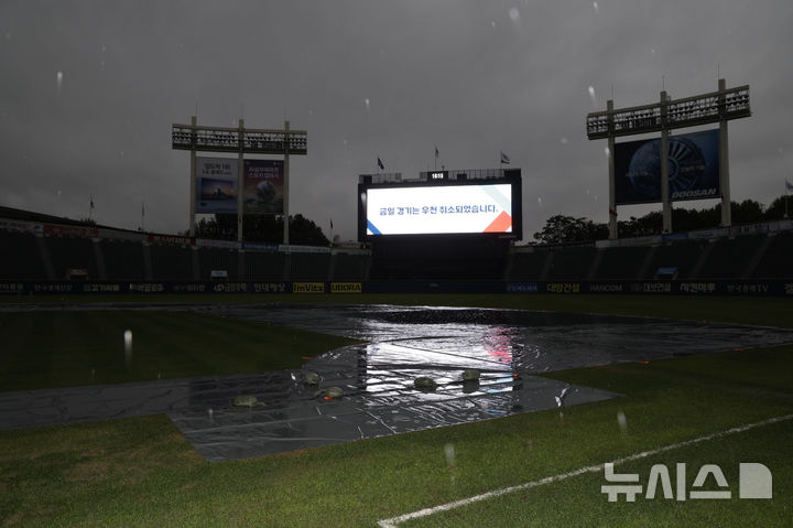 [서울=뉴시스] 최동준 기자 = 지난해 10월18일 서울 잠실야구장 전광판에 삼성 라이온즈와 LG 트윈스의 플레이오프 4차전 우천 취소 안내문이 나오고 있다. 2024.10.18. photocdj@newsis.com