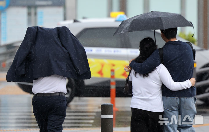 [대구=뉴시스] 이무열 기자 = 비가 내린 18일 오후 대구 동대구역 인근에서 우산을 준비하지 못한 한 시민이 옷으로 비를 피하며 이동하고 있다. 2024.10.18. lmy@newsis.com