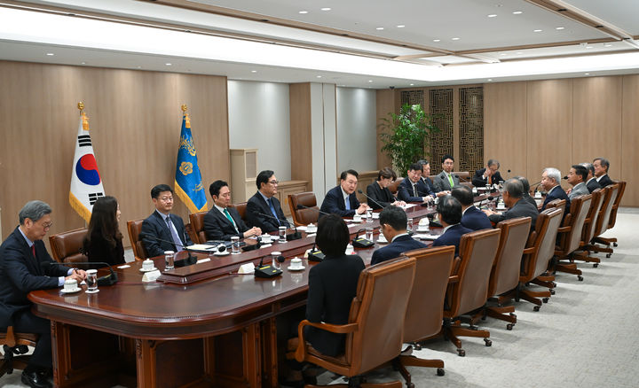 [서울=뉴시스] 조수정 기자 = 윤석열 대통령이 18일 서울 용산 대통령실에서 제31회 한일재계회의 참석차 방한중인 일본 경제단체연합회 도쿠라 마사카즈 회장을 비롯한 일본 경제인 대표단을 접견하고 있다. 접견에는 한국경제인협회 류진 회장을 비롯한 한국 기업인들도 함께 참석했다. (사진=대통령실 제공) 2024.10.18. photo@newsis.com *재판매 및 DB 금지