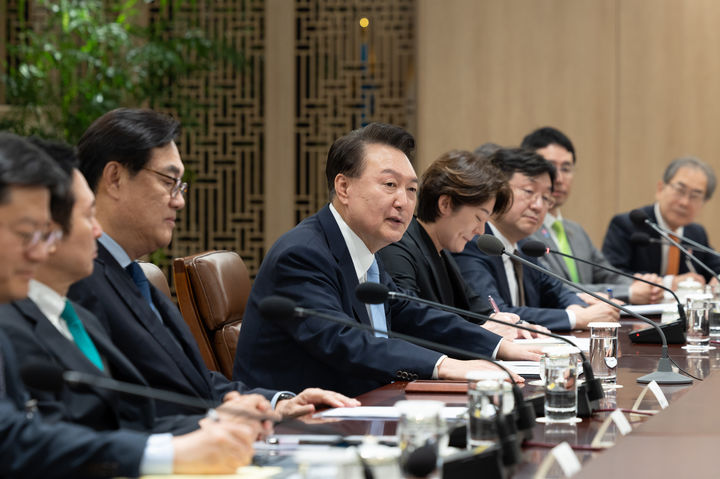 [서울=뉴시스] 조수정 기자 = 윤석열 대통령이 18일 서울 용산 대통령실에서 제31회 한일재계회의 참석차 방한중인 일본 경제단체연합회 도쿠라 마사카즈 회장을 비롯한 일본 경제인 대표단을 접견하고 있다. 접견에는 한국경제인협회 류진 회장을 비롯한 한국 기업인들도 함께 참석했다. (사진=대통령실 제공) 2024.10.18. photo@newsis.com *재판매 및 DB 금지