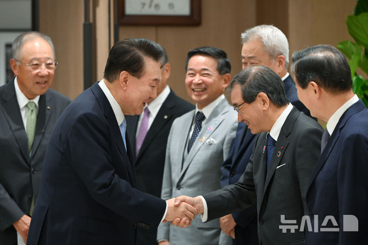 [서울=뉴시스] 조수정 기자 = 윤석열 대통령이 18일 서울 용산 대통령실에서 제31회 한일재계회의 참석차 방한중인 일본 경제단체연합회 등 일본 경제인 대표단을 접견, 도쿠라 마사카즈 회장과 악수하고 있다. 접견에는 한국경제인협회 류진(왼쪽) 회장을 비롯한 한국 기업인들도 함께 참석했다. (사진=대통령실 제공) 2024.10.18. photo@newsis.com *재판매 및 DB 금지