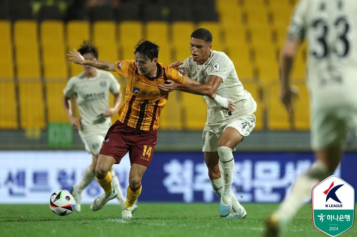 [서울=뉴시스] 프로축구 K리그1 광주FC의 정호연과 대구FC의 카이오. (사진=한국프로축구연맹 제공) *재판매 및 DB 금지