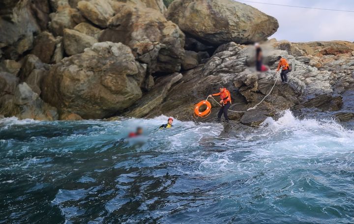 [여수=뉴시스] 19일 오전 8시49분께 여수시 삼산면 거문도 갯바위에서 낚시객 A(41) 씨가 물에 빠졌다는 신고가 접수돼 해경이 구조에 나서고 있다. (사진 =  여수해경 제공) 2024.10.19. photo@newsis.com *재판매 및 DB 금지