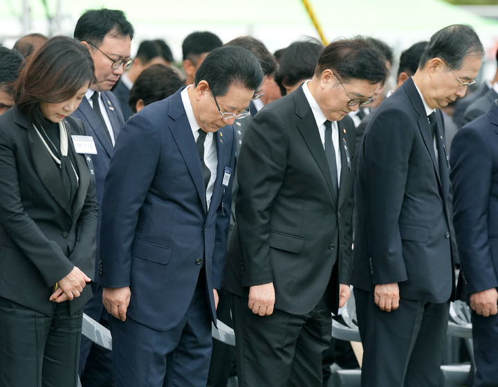 [보성=뉴시스] 송창헌 기자 = 19일 전남 보성군 한국차문화공원에서 열린 ‘여순 10·19사건 제76주기 합동추념식’에서 우원식 국회의장과 한덕수 국무총리, 김영록 전남지사, 유족 대표 등이 희생자 영령에 대한 묵념을 하고 있다.(사진=전남도 제공) 2024.10.19 photo@newsis.com *재판매 및 DB 금지