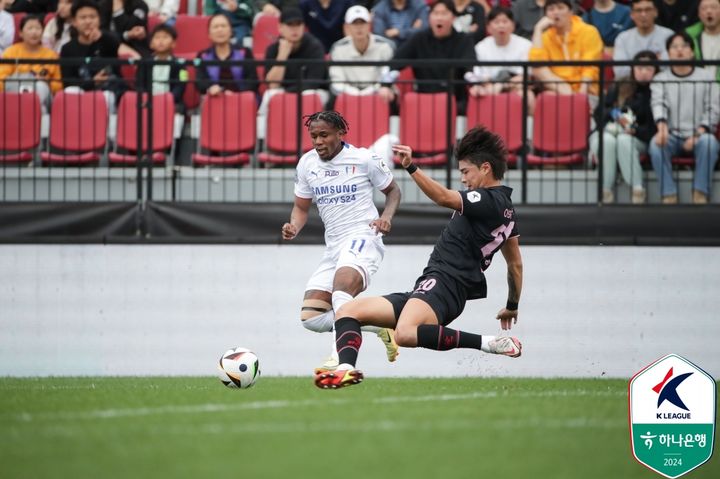 [서울=뉴시스] 프로축구 K리그2 수원삼성의 파울리뇨와 부천FC1995의 홍성욱. (사진=한국프로축구연맹 제공) *재판매 및 DB 금지