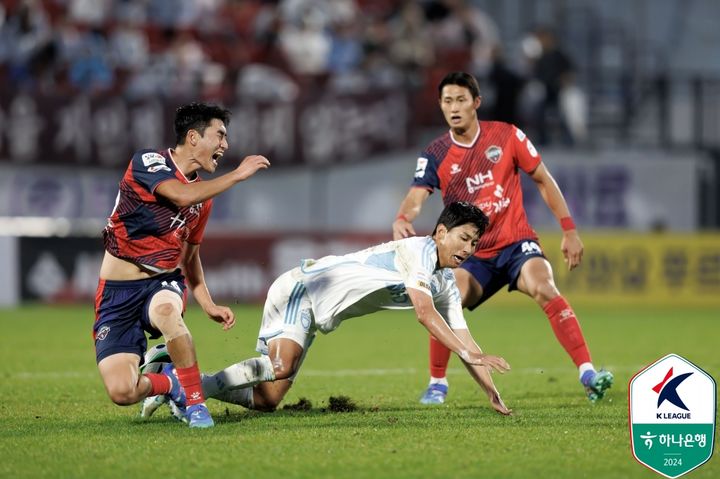 [서울=뉴시스] 프로축구 K리그1 김천상무의 서민우와 울산 HD의 윤일록. (사진=한국프로축구연맹 제공) *재판매 및 DB 금지