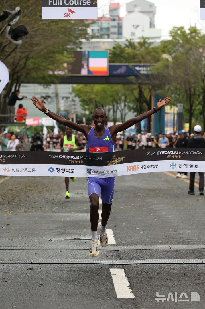 [서울=뉴시스] 19일 경주시민운동장에서 열린 2024 경주국제마라톤대회 남자 국제부 우승을 차지한 실라 킵투. (사진=대한육상연맹 제공)