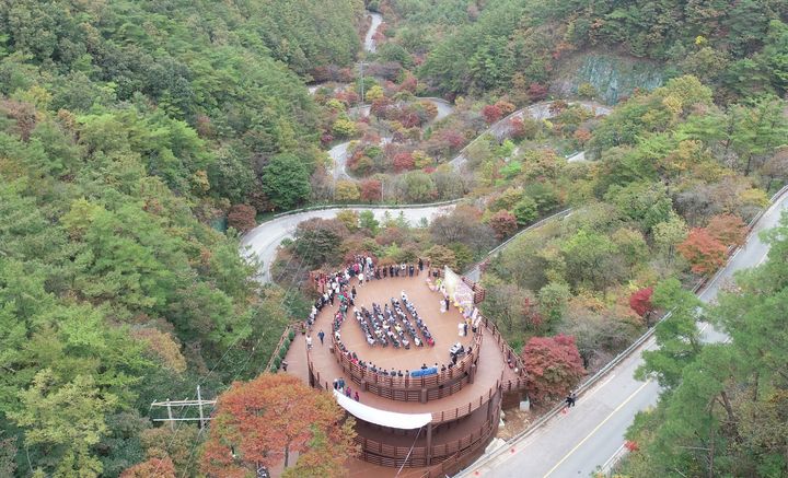 [단양=뉴시스] 이병찬 기자 = 충북 단양군은 보발재에 조성한 전망대를 개장했다고 19일 밝혔다. 새로 조성한 전망대는 높이 8m, 너비 32m, 면적 1040㎡ 2층 구조물로 보발재의 단풍을 한눈에 조망할 수 있다.(사진=단양군 제공)2024.10.19.photo@newsis.com *재판매 및 DB 금지