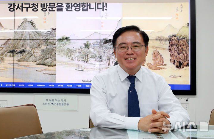 [서울=뉴시스] 김혜진 기자 = 진교훈 강서구청장이 지난 19일 오후 서울 강서구청 구청장실에서 뉴시스와 인터뷰에 앞서 포즈를 취하고 있다. 2024.10.24. jini@newsis.com