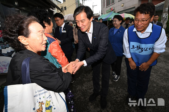 [곡성=뉴시스] 이영주 기자 = 조국 조국혁신당 대표와 박웅두(오른쪽) 전 곡성군수 후보가 19일 오전 전남 곡성군 옥과장에서 군민들을 만나며 10·16 재선거 낙선 인사를 하고 있다. 2024.10.19. leeyj2578@newsis.com