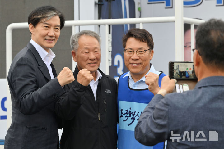 [곡성=뉴시스] 이영주 기자 = 조국 조국혁신당 대표와 박웅두(오른쪽 두번째) 전 곡성군수 후보가 19일 오전 전남 곡성군 옥과장에서 군민들을 만나며 10·16 재선거 낙선 인사를 하고 있다. 2024.10.19. leeyj2578@newsis.com