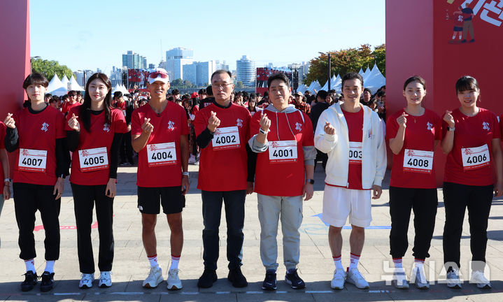 [서울=뉴시스] 이영환 기자 = 안빈 KGC인삼공사 사장과 가수 션, 배우 김지훈 등이 19일 오전 서울 영등포구 여의도한강공원에서 KGC인삼공사 정관장이 개최한 2024 놀건놀자 건강걷기 페스티벌에서 기념촬영을 하고 있다. 왼쪽부터 태권도 이다빈, 배드민턴 김가람, 가수 션, 이종원 건기식협회 부회장, 안빈 사장, 배우 김지훈, 펜싱 윤지수, 펜싱 전하영. 2024.10.19. 20hwan@newsis.com