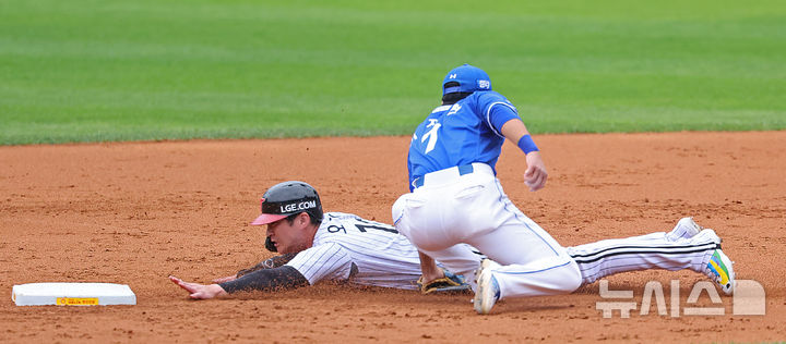 [서울=뉴시스] 김금보 기자 = 19일 서울 송파구 잠실야구장에서 열린 2024 KBO 포스트시즌 플레이오프 4차전 삼성 라이온즈와 LG 트윈스의 경기, 2회말 1사 1루 LG 1루주자 오지환이 2루 도루를 시도하다 삼성 유격수 이재현에게 태그아웃되고 있다. 2024.10.19. kgb@newsis.com
