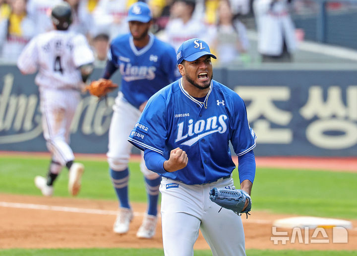 [서울=뉴시스] 김금보 기자 = 19일 서울 송파구 잠실야구장에서 열린 2024 KBO 포스트시즌 플레이오프 4차전 삼성 라이온즈와 LG 트윈스의 경기, 6회말 1사 1,2루 삼성 선발 레예스가 LG 신민재를 병살로 잡아 이닝을 끝내며 포효하고 있다. 2024.10.19. kgb@newsis.com