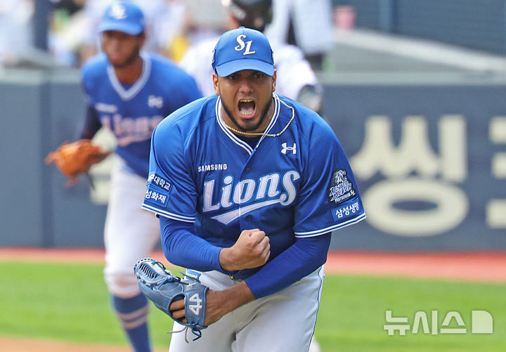 [서울=뉴시스] 김금보 기자 = 19일 서울 송파구 잠실야구장에서 열린 2024 KBO 포스트시즌 플레이오프 4차전 삼성 라이온즈와 LG 트윈스의 경기, 6회말 1사 1,2루 삼성 선발 레예스가 LG 신민재를 병살로 잡아 이닝을 끝내며 포효하고 있다. 2024.10.19. kgb@newsis.com