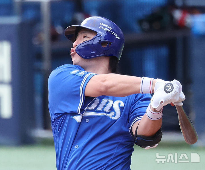 [서울=뉴시스] 김금보 기자 = 19일 서울 송파구 잠실야구장에서 열린 2024 KBO 포스트시즌 플레이오프 4차전 삼성 라이온즈와 LG 트윈스의 경기, 8회초 삼성 선두타자 강민호가 솔로홈런을 치고 있다. 2024.10.19. kgb@newsis.com