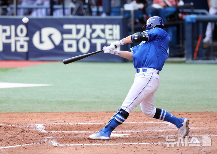 [서울=뉴시스] 김금보 기자 = 19일 서울 송파구 잠실야구장에서 열린 2024 KBO 포스트시즌 플레이오프 4차전 삼성 라이온즈와 LG 트윈스의 경기, 8회초 삼성 선두타자 강민호가 솔로홈런을 치고 있다. 2024.10.19. kgb@newsis.com