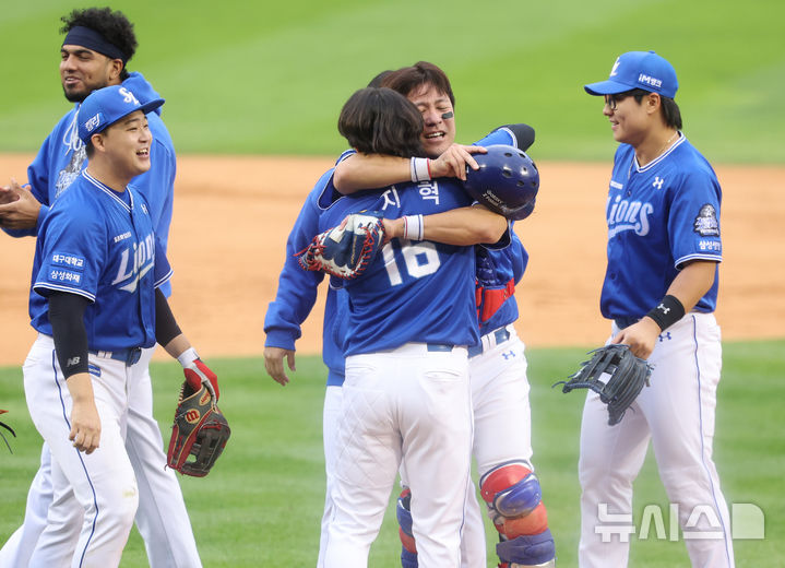 [서울=뉴시스] 황준선 기자 = 19일 서울 송파구 잠실야구장에서 열린 2024 KBO 포스트시즌 플레이오프 4차전 삼성 라이온즈와 LG 트윈스의 경기, 1-0으로 승리하며 한국시리즈 진출을 확정지은 삼성 선수들이 기뻐하고 있다. 2024.10.19. hwang@newsis.com