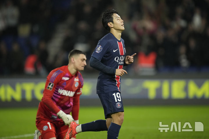 [파리=AP/뉴시스] 파리 생제르맹(PSG)의 이강인이 19일(현지시각) 프랑스 파리의 파르크 데 프랭스에서 열린 2024-25 프랑스 리그1 8라운드 스트라스부르와의 경기 후반 45분 팀의 네 번째 골을 넣고(리그 4호) 기뻐하고 있다. PSG가 4-2로 승리하며 선두를 탈환했다. 2024.10.20.