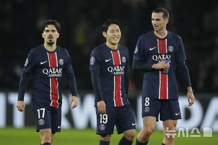 [파리=AP/뉴시스] 파리 생제르맹(PSG)의 이강인(가운데)이 19일(현지시각) 프랑스 파리의 파르크 데 프랭스에서 열린 2024-25 프랑스 리그1 8라운드 스트라스부르와의 경기를 마친 후 동료들과 웃으며 걸어 나오고 있다. 이강인은 후반 45분 팀의 네 번째 골을 넣어 리그 4호를 기록했고 PSG는 4-2로 승리하며 선두를 탈환했다. 2024.10.20.