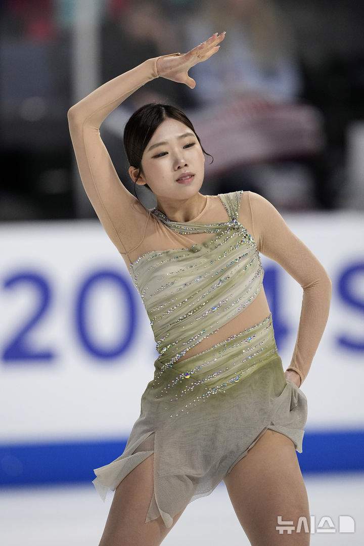 [텍사스=AP/뉴시스] 김민채가 20일(한국시각) 미국 텍사스주 앨런에서 열린 2024~2025 국제빙상경기연맹(ISU) 피겨 시니어 그랑프리 1차 대회 여자 싱글 프리 프로그램에서 연기를 펼치고 있다. 2024.10.20.