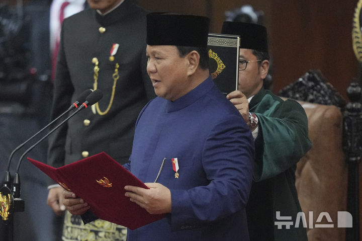 [자카르타=AP/뉴시스] 프라보워 수비얀토 인도네시아 대통령이 20일 자카르타 국회에서 취임선서를 하고 제8대 대통령 임기를 시작했다. 2024.10.20