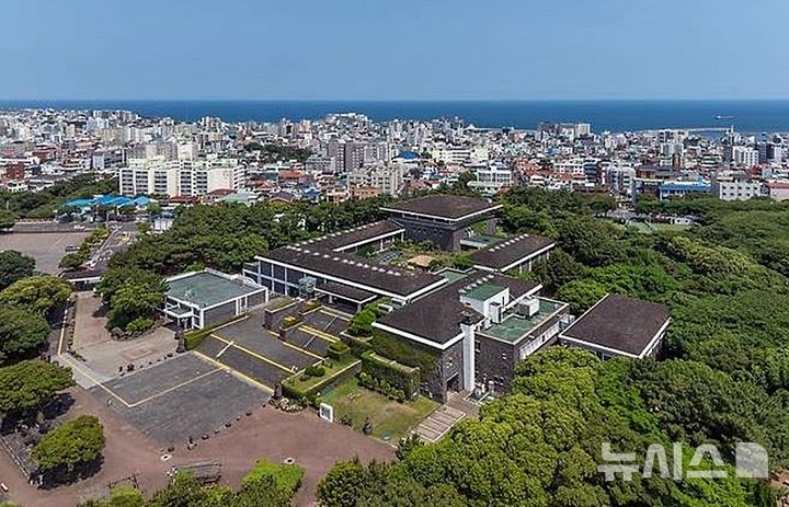 [제주=뉴시스] 전국 최초의 도립박물관이자, 제주도 최초의 공립박물관으로 제주 지역성이 잘 표현된 건축적 가치기 높은 제주민속자연사박물관 전경. (사진=제주도 제공) 2024.10.20. photo@newsis.com  *재판매 및 DB 금지