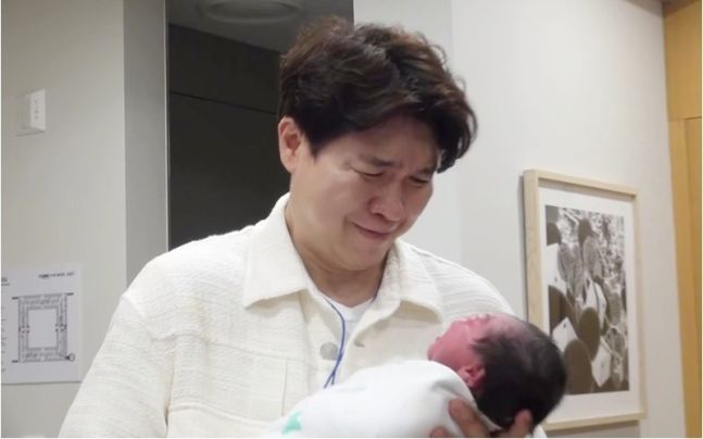 딸 품에 안은 박수홍 오열 "아빠가 지켜줄게"
