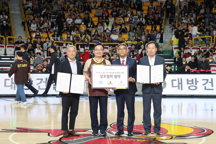 [창원=뉴시스] 강경국 기자 = 홍남표 경남 창원시장(왼쪽 두 번째)과 손종오 창원LG세이커스 단장, 권성진·강호순 한국외식업중앙회 창원시 의창구·성산구지부장이 19일 열린 2024-2025시즌 LG세이커스 홈 개막 경기에서 프로농구 발전 및 지역 경제 활성화를 위한 상호협력 협약을 체결하고 있다. (사진=창원시청 제공). 2024.10.20. photo@newsis.com *재판매 및 DB 금지