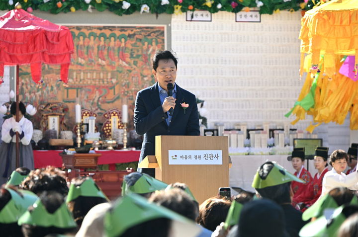 [서울=뉴시스]오세훈 시장이 20일(일) 오전 진관사 국행수륙재에서 참석해 축사를 하고 있다. 2024.10.20. (사진=서울시 제공) *재판매 및 DB 금지