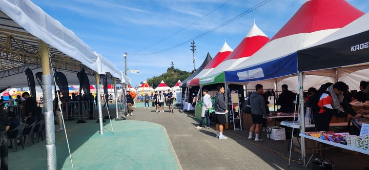 [강경=뉴시스]곽상훈 기자=20일 충남 논산 강경읍 금강둔치공원 내 인라인스케이트장에서 배틀크루 중부권 예선전이 열린 대회장에 음료 시식회장과 스포츠 용품 판매 전시장이 마련돼 있다. 2024. 10. 20 kshoon0663@newsis.com *재판매 및 DB 금지