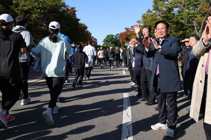 [서울=뉴시스]제1회 효도밥상 마라톤에 참가한 선수들을 응원하고 있는 박강수 마포구청장. 2024.10.20. (사진=마포구 제공) *재판매 및 DB 금지