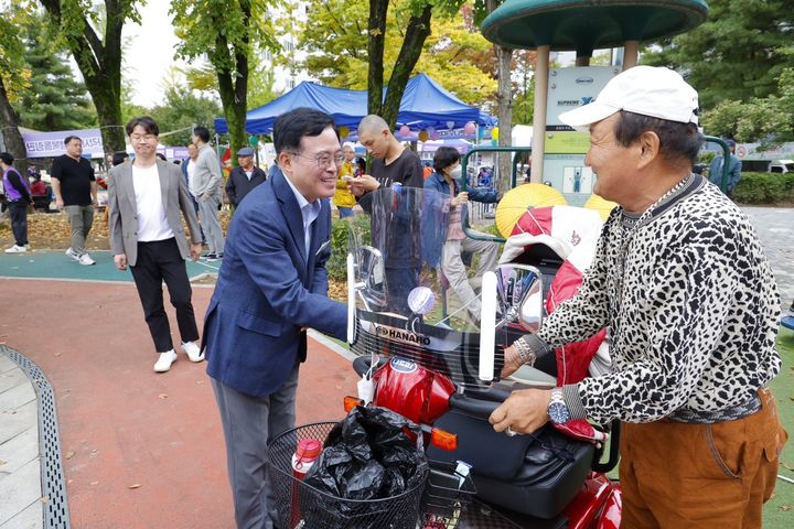 [서울=뉴시스]축제 현장 찾은 진교훈 구청장. 2024.10.20. (사진=강서구 제공) *재판매 및 DB 금지