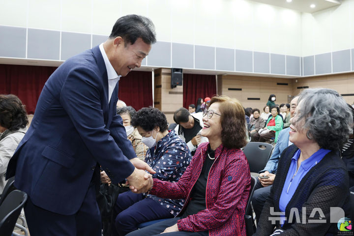 [의왕=뉴시스] 김성제 시장이 '찾아가는 시장실' 운영 현장을 찾은 시민들과 반갑게 인사를 하고 있다.(사진=의왕시 제공).  2024.10.20. photo@newsis.com *재판매 및 DB 금지