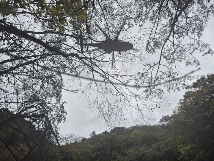 [인제= 뉴시스] 20일 오후 2시 3분께 강원 인제군 북면 용대리 응봉폭포 인근 게곡에서 A(78)씨가 20m 아래로 추락해 소방당국이 헬기를 이용해 구조에 나서고 있다. (사진=강원도소방본부 제공)