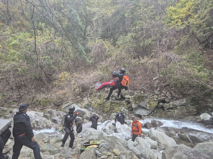 [인제= 뉴시스] 20일 오후 2시 3분께 강원 인제군 북면 용대리 응봉폭포 인근 계곡에서 A(78)씨가 20m 아래로 추락해 소방당국이 헬기를 이용해 구조에 나서고 있다. (사진=강원도소방본부 제공)