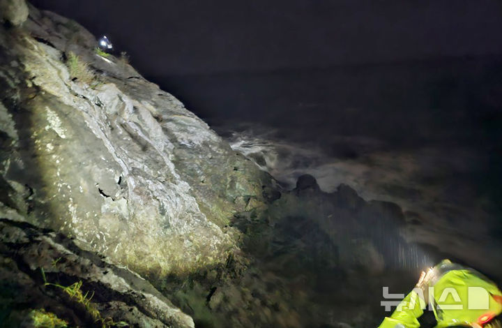 [여수=뉴시스] 전남 여수 돌산읍 갯바위 고립지역에 접근하는 해경. (사진=전남 여수해양경찰서 제공). photo@newsis.com *재판매 및 DB 금지