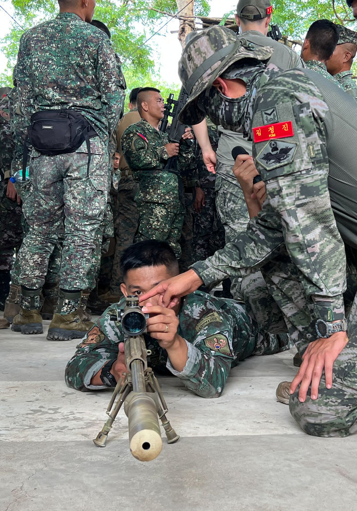 [서울=뉴시스] 해병대는 20일(현지시각) 필리핀 일대에서 연합작전 수행능력 향상을 위해 25일까지 열리는 ’2024 카만닥(KAMANDAG) 훈련’에 참가하고 있다고 밝혔다.      해병대가 3년 연속으로 참가한 카만닥 훈련은 미국과 필리핀 해병대가 우방국 간 협력을 통해 대테러 역량 강화와 연안방어 및 전투기술 배양을 위해 2017년부터 실시하고 있는 다국적 연합훈련이다. 사진은 카만닥훈련 미-필 해병의 한국 해병대 장비 체험실습의 모습. (사진=해병대 제공) 2024.10.20. photo@newsis.com *재판매 및 DB 금지