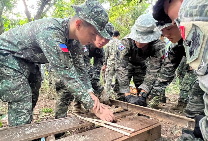 [서울=뉴시스] 해병대는 20일(현지시각) 필리핀 일대에서 연합작전 수행능력 향상을 위해 25일까지 열리는 ’2024 카만닥(KAMANDAG) 훈련’에 참가하고 있다고 밝혔다.      해병대가 3년 연속으로 참가한 카만닥 훈련은 미국과 필리핀 해병대가 우방국 간 협력을 통해 대테러 역량 강화와 연안방어 및 전투기술 배양을 위해 2017년부터 실시하고 있는 다국적 연합훈련이다. 사진은 카만닥훈련 정글생존훈련의 모습. (사진=해병대 제공) 2024.10.20. photo@newsis.com *재판매 및 DB 금지