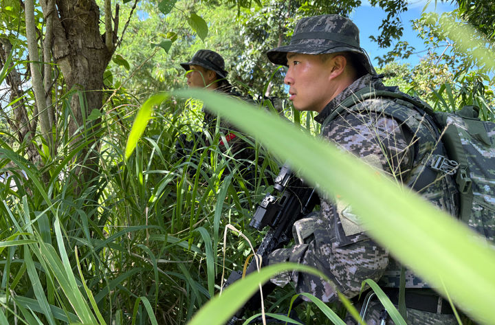 [서울=뉴시스] 해병대는 20일(현지시각) 필리핀 일대에서 연합작전 수행능력 향상을 위해 25일까지 열리는 ’2024 카만닥(KAMANDAG) 훈련’에 참가하고 있다고 밝혔다.      해병대가 3년 연속으로 참가한 카만닥 훈련은 미국과 필리핀 해병대가 우방국 간 협력을 통해 대테러 역량 강화와 연안방어 및 전투기술 배양을 위해 2017년부터 실시하고 있는 다국적 연합훈련이다. 사진은 카만닥훈련 연합수색훈련의 모습. (사진=해병대 제공) 2024.10.20. photo@newsis.com *재판매 및 DB 금지