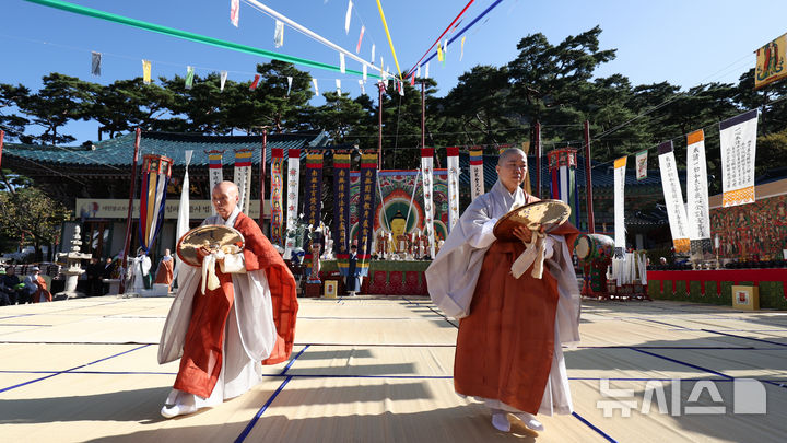 [서울=뉴시스] 김선웅 기자 = 20일 서울 은평구 진관사에서 봉행된 수륙재 개건 626주년 기념 2024 진관사 국행수륙재에서 비구니 승려들이 바라춤을 추고 있다.  국행수륙재는 나라의 안녕과 백성의 평안을 기원하고 한반도에서 죽어간 고혼들의 넋을 위로하는 불교의식이며 국가무형유산으로 지정돼있다. 2024.10.20. mangusta@newsis.com